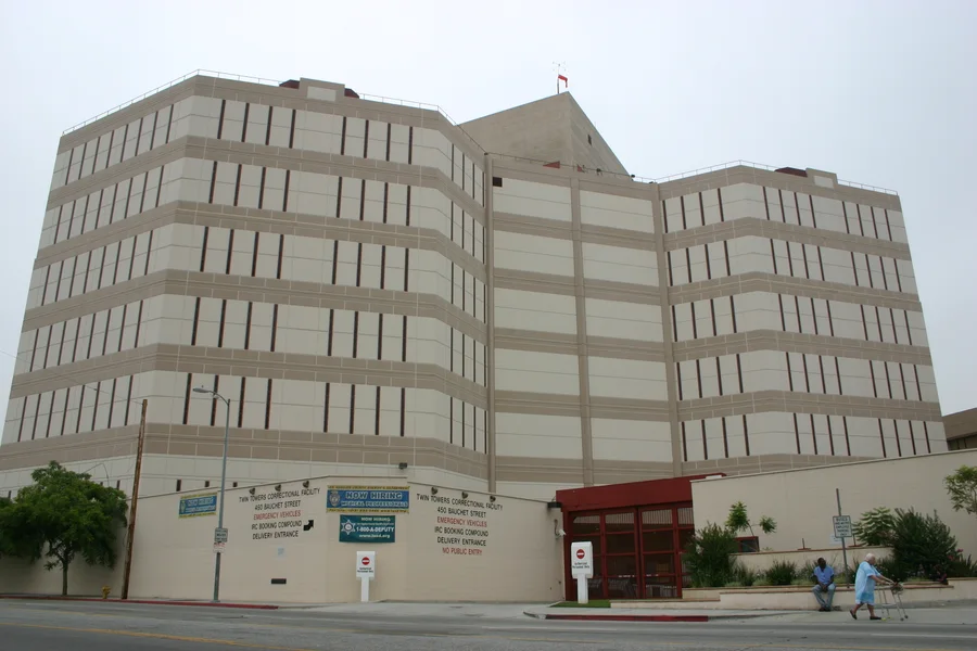 Exterior de Twin Towers Correctional Facility, fotografiado en 2006.